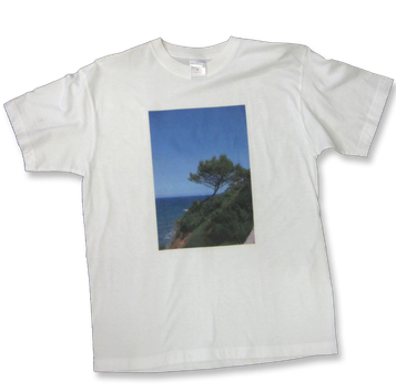 Weißes T-Shirt mit einem Motiv Ihrer Wahl