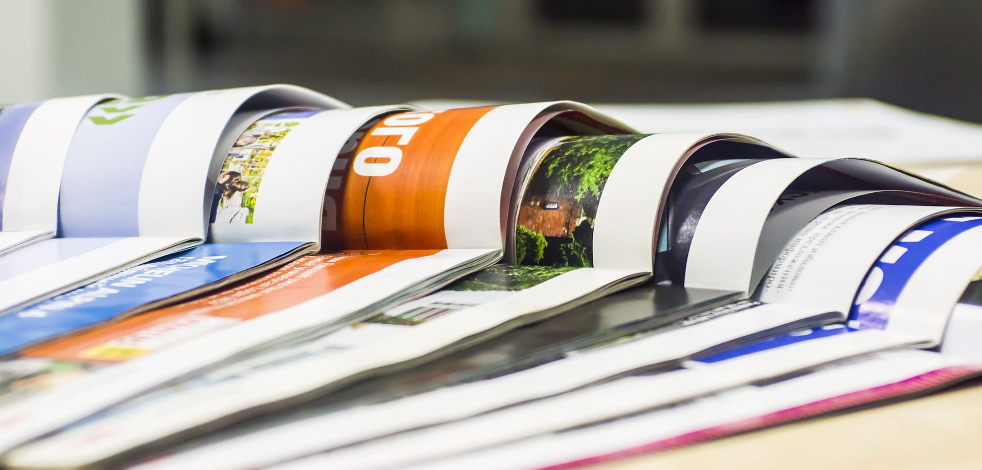 Mehrere aufgeklappte Zeitschriften liegen übereinander